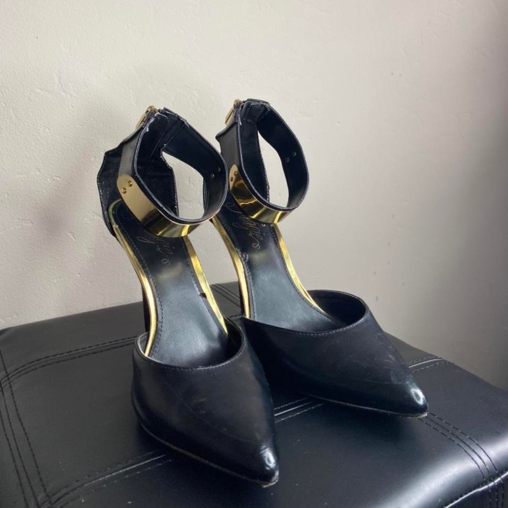 Fergie Black Leather w/Gold Pointed Heels - Picture 2 of 3